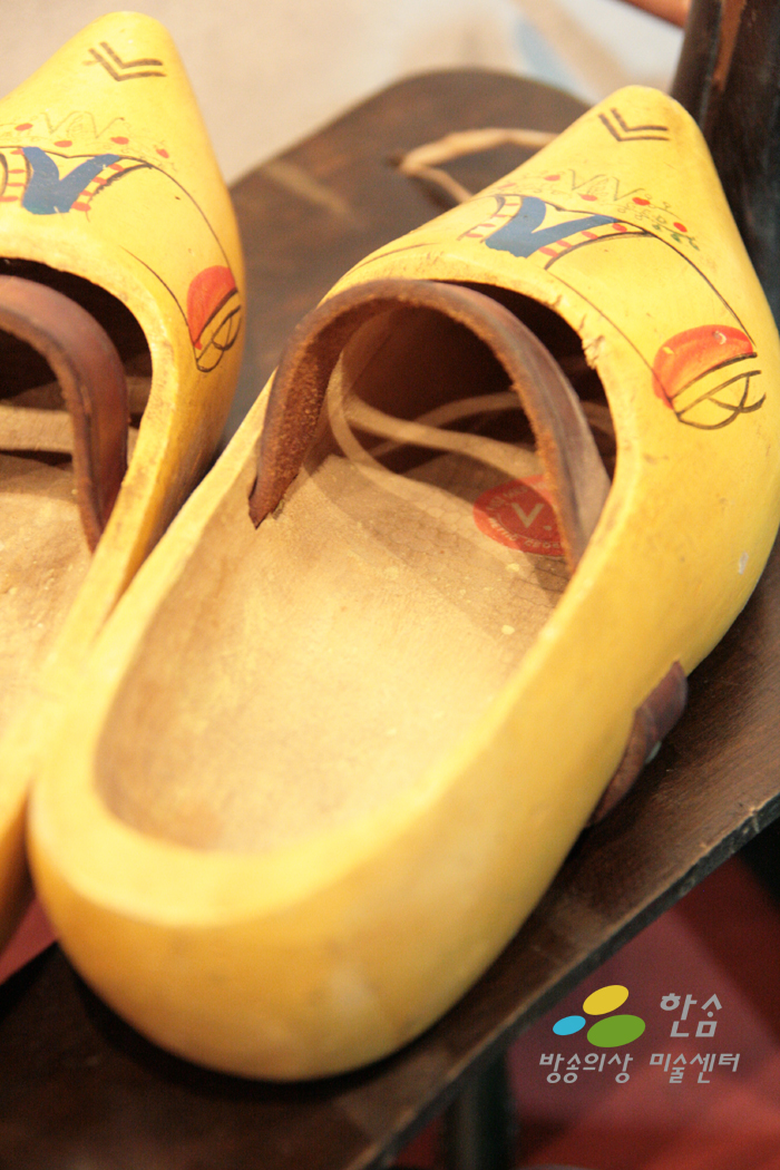 S06.유럽전통신발